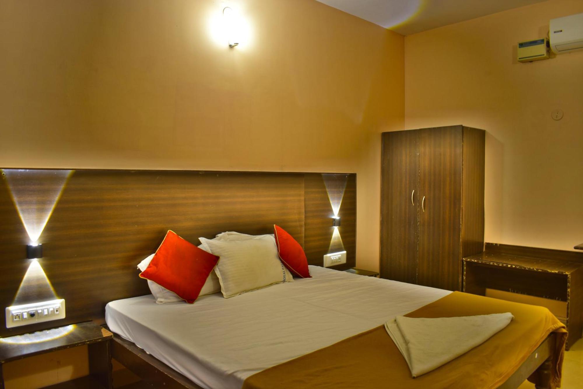 Jains Royal Palace Resorts Йелагери Экстерьер фото